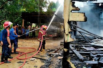 Disdamkarmat Natuna kerahkan tiga unit mobil padamkan kebakaran rumah warga