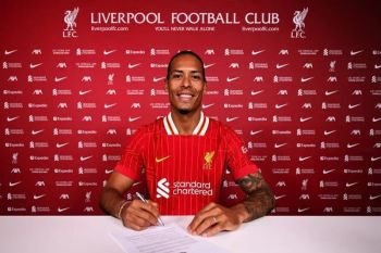 Virgil van Dijk perpanjang kontrak dengan Liverpool hingga 2027