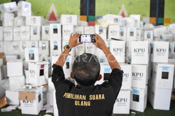 Distribusi logistik PSU Pilkada Kutai Kartanegara