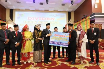 Bupati Hendrajoni terima Dividen tahun buku 2024 dari Bank Nagari