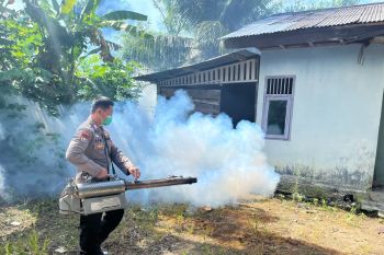 Polres Pesisir Barat gencarkan fogging di lingkungan warga