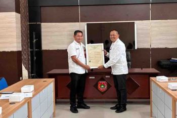 Tingkatkan daya saing, Pemkab serahkan sertifikat HAKI 10 motif batik khas Kobar