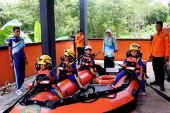 Basarnas Natuna edukasi siswa TK tatacara gunakan alat keselamatan di air