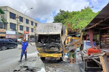 Truk bermuatan pupuk terbakar di Pekanbaru, kerugian capai ratusan juta rupiah