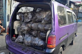 Gawat, minibus berisi sampah ini tertangkap hendak buang di jalan