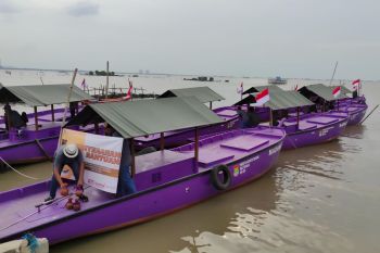 Nelayan Tangerang diberi alat tangkap ikan dan mesin kapal