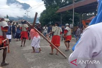 Orang Muda Katolik Jayapura gelar prosesi jalan salib