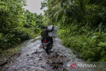 Distribusi logistik PSU Pilkada Kabupaten Serang di desa terpencil