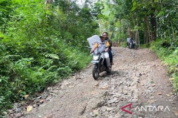 Distribusi logistik PSU Serang ke desa terpencil pakai sepeda motor