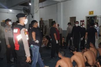 64 HP, sajam, dan ratusan barang terlarang ditemukan di Rutan Pekanbaru
