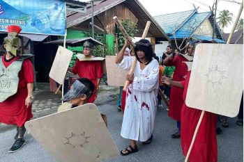 Warga Gumas mengingat kembali kasih Yesus melalui Jalan Salib