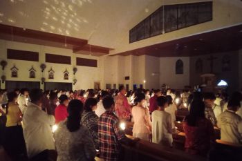 Lilin Paskah terangi Gereja Katolik Paroki Regina Pacis Tanjungpandan