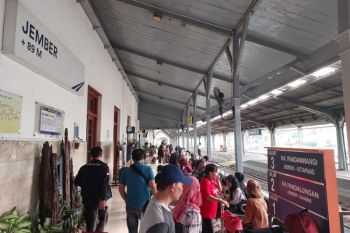 Ribuan penumpang padati sejumlah stasiun kereta api saat libur panjang
