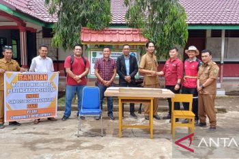 PT SRL menyerahkan meubelair sekolah untuk SDN 025 Desa Harapan Jaya