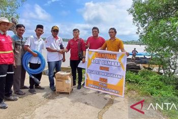 PT SRL serahkan 1 set alat pemadam kebakaran untuk Desa Teluk Kiambang