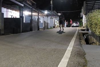 Warga berhamburan saat terjadi gempa di Padang Panjang Sumbar