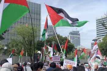 Suara takbir menggema dalam aksi bela Palestina di depan Kedubes AS