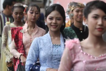 Padukan kebaya dengan gaya lebih kekinian