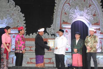 Ketua FKUB Sulteng terima anugrah penghargaan Abhivada PHDI