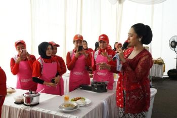 &nbsp;Pertamina beri penghargaan ke operator SPBU perempuan