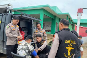 Polda Lampung dirikan posko kesehatan untuk warga terdampak banjir di Panjang