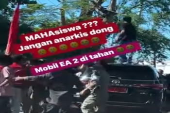 Mobil Dinas Wabup Bima diamuk massa mahasiswa