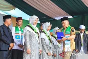 Bupati Meranti bersama UAS hadiri wisuda santri Ponpes Darul Fikri