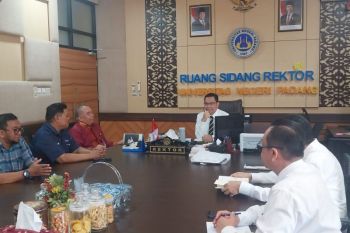 Rektor UNP-ANTARA Sumbar diskusi peran pendidikan hingga pelaksanaan UTBK di Mentawai