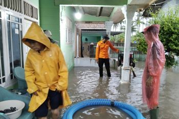 Petugas gabungan di Lamsel bantu warga bersihkan rumah dari lumpur banjir