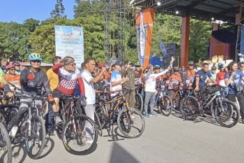 Bupati Hendrajoni buka Fun Bike dalam ajang Festival Langkisau 2025
