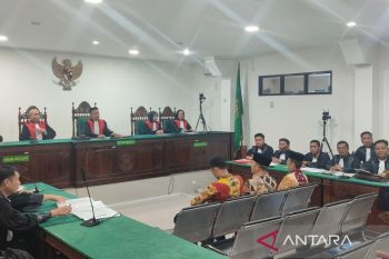 Mantan Gubernur Bengkulu didakwa lakukan gratifikasi dan pemerasan