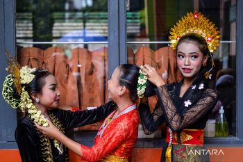 Beginilah keceriaan siswi SD di lomba busana saat peringatan Hari Kartini di Bandung