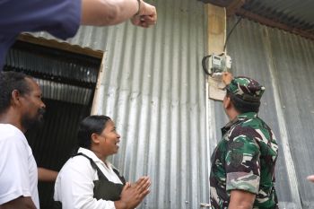 PLN dan Lanud TNI AU El Tari sambungkan listrik ke 23 warga Kota Kupang