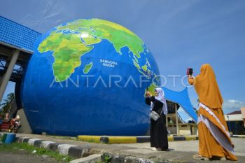 Wisata Tugu Khatulistiwa di Pasaman