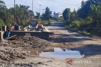 Pemkab Gumas kucurkan Rp300 juta tangani jalan rusak di Tumbang Lampahung