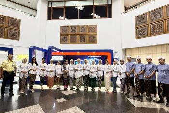 FL BRI Kendari kenakan pakaian adat layani nasabah di Hari Kartini