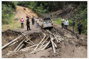 Wagub Kaltara Meninjau Jalan Rusak di Perbatasan Apau Kayan