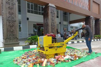 Kejari Pontianak memusnahkan barang bukti dari 106 perkara
