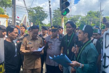Sekda Lombok Timur temui mahasiswa saat demo pengelolaan PDAM