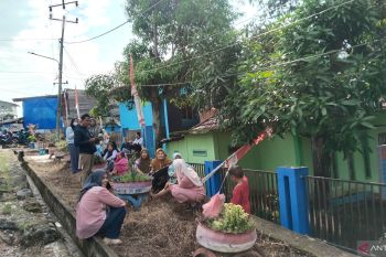 Warga Palembang tongkrongi gerbang sekolah ingin lihat langsung Prabowo