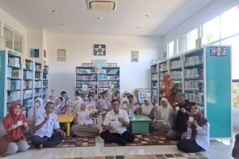 Perpustakaan Keliling Makassar bagikan stiker ajakan membaca buku