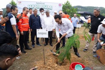 Wamen LH dan Indocement tanam pohon di Bogor peringati Hari Bumi