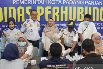 Petugas Dishub Padang Panjang dititik Sistem Satu Arah cek kesehatan