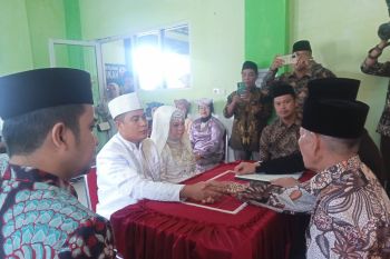 Wawako Solok hadir di KUA Lubuk Sikarah sebagai saksi akad nikah