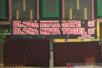 Warga pasang banner Blora Kota Togel