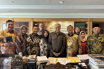Mahathir Mohamad dikabarkan dilarikan ke rumah sakit usai terjatuh