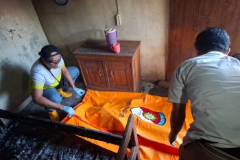 Polisi Blitar evakuasi korban meninggal akibat kebakaran