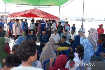 Bupati Bima serahkan bantuan untuk korban kebakaran di Sape Bima