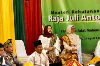 Mentri Kehutanan ditepuk tepung tawar,  ini harapan Bupati Bengkalis