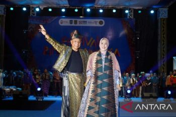 Wali Kota Bima hingga kepala kantor BUMN jadi model di Festival Rimpu Mantika 2025